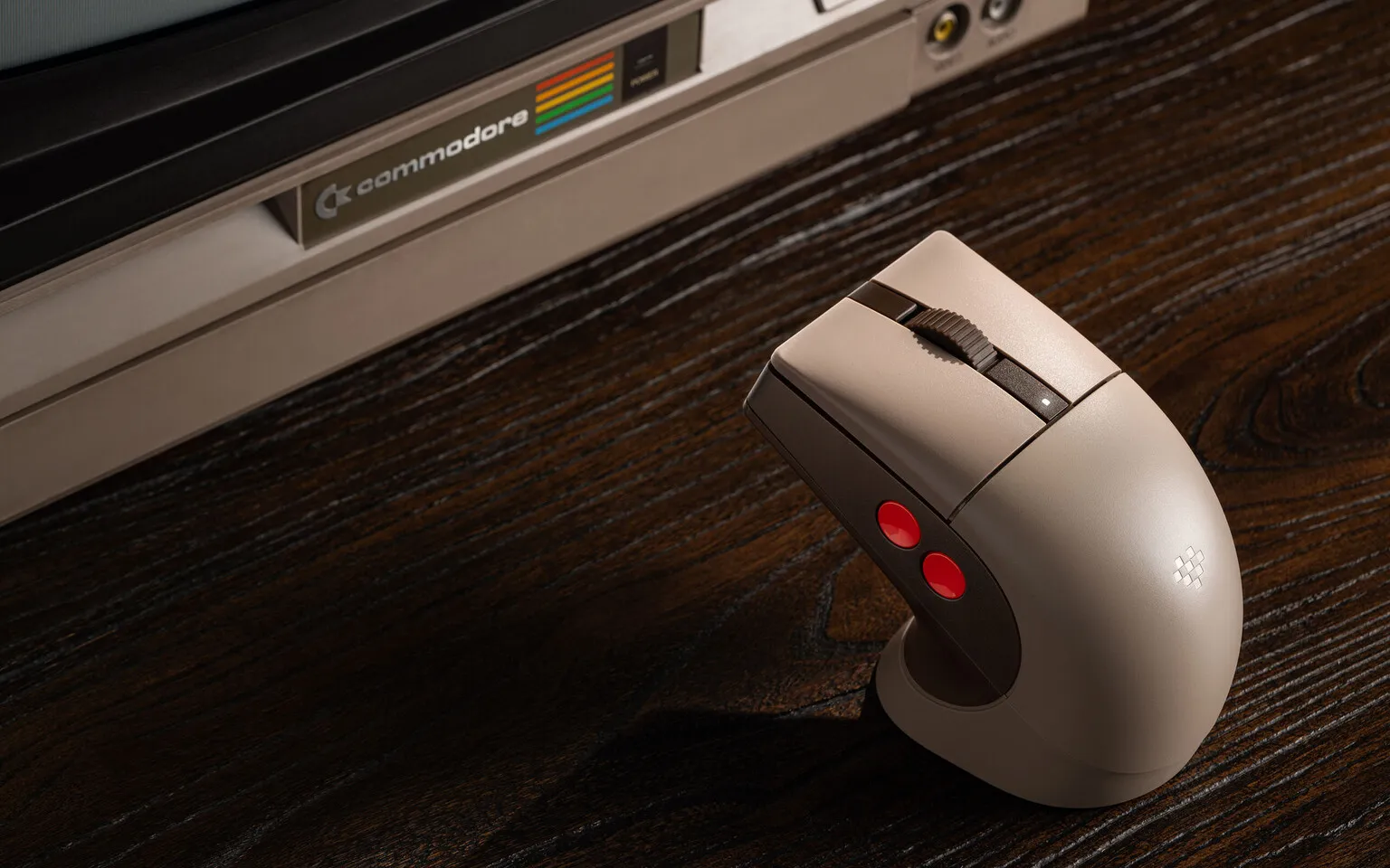 8BitDo, 레트로 R8 마우스 시리즈에 Commodore C64 에디션 출시 - 테크 소식